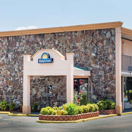 Days Inn By Wyndham Martin Bagian luar foto
