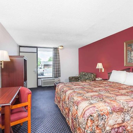 Days Inn By Wyndham Martin Bagian luar foto