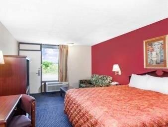 Days Inn By Wyndham Martin Bagian luar foto