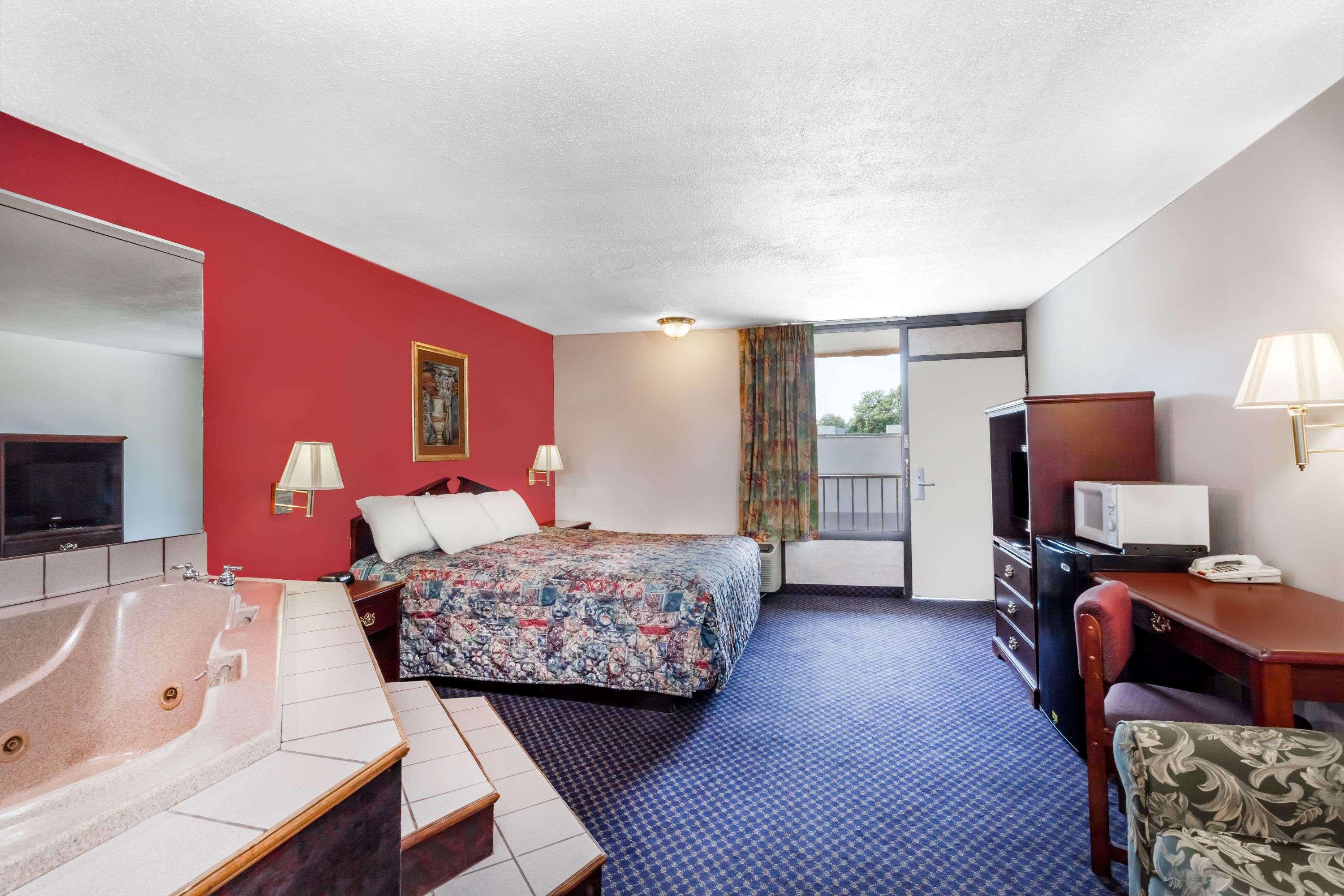 Days Inn By Wyndham Martin Bagian luar foto