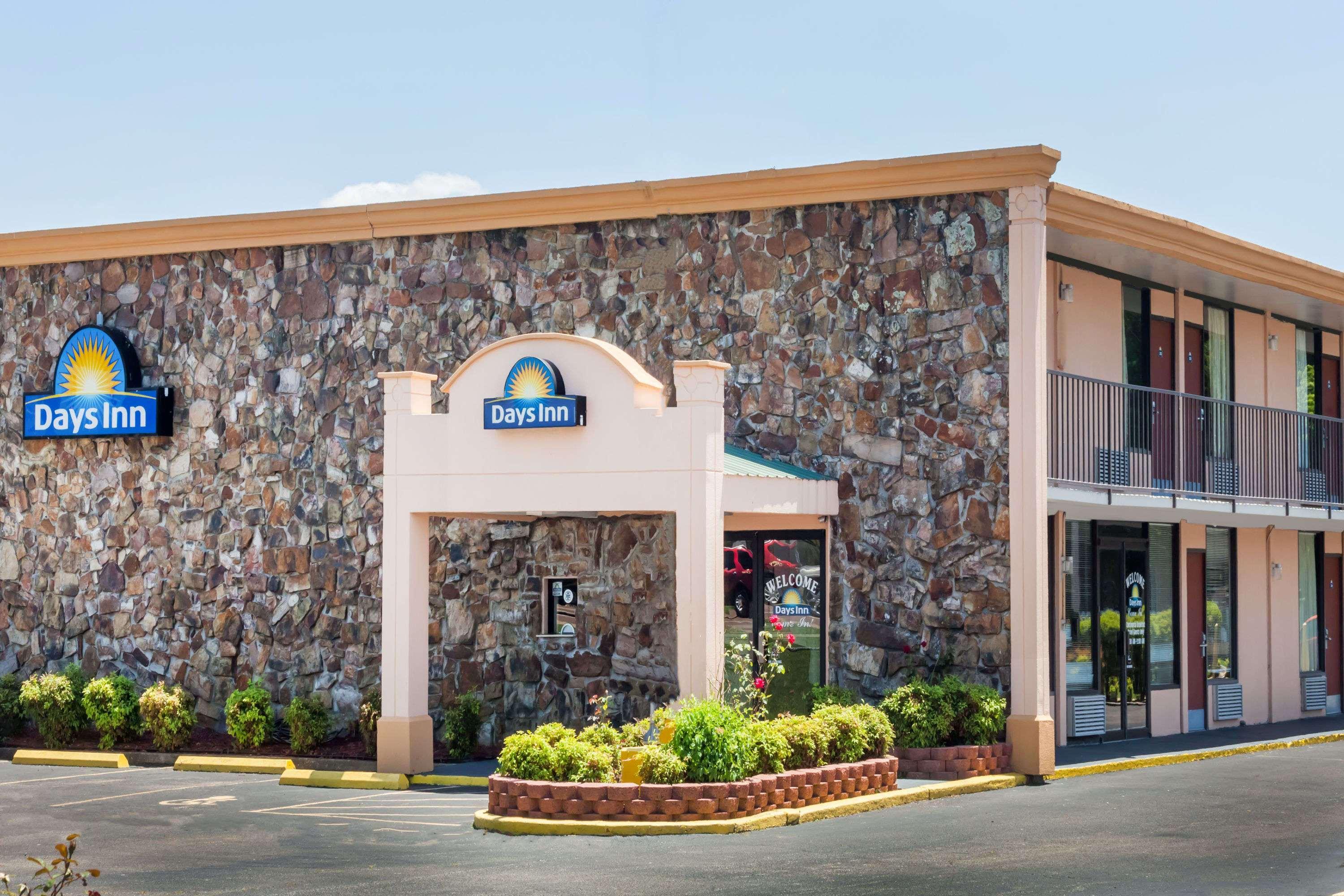 Days Inn By Wyndham Martin Bagian luar foto