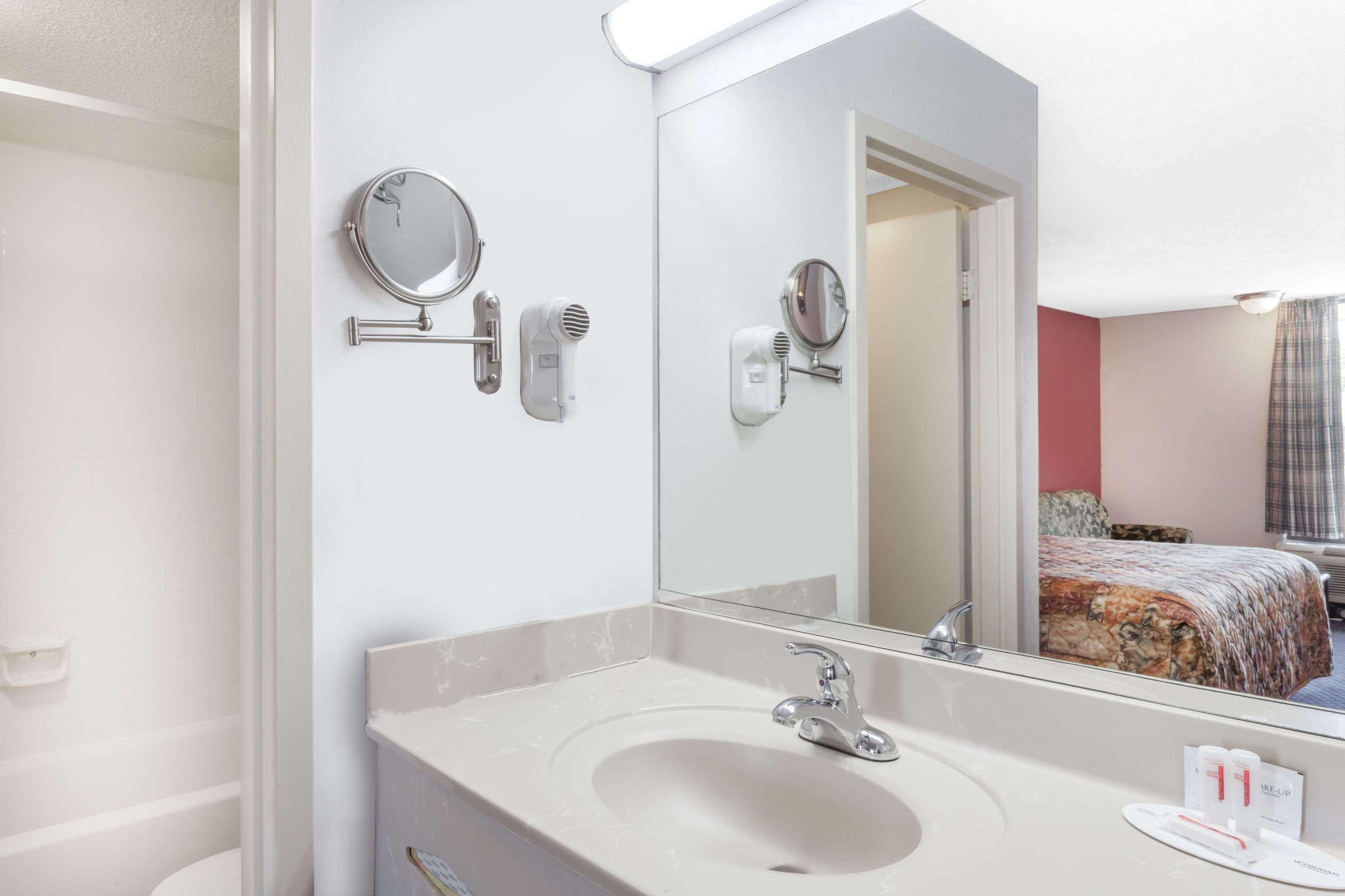 Days Inn By Wyndham Martin Bagian luar foto